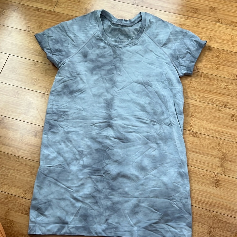 Lululemon women’s swiftie tee